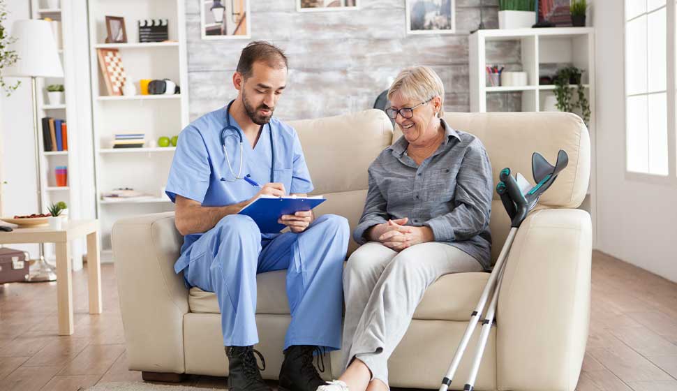 anciana-hogar-ancianos-riendose-mientras-medico-toma-notas-portapapeles