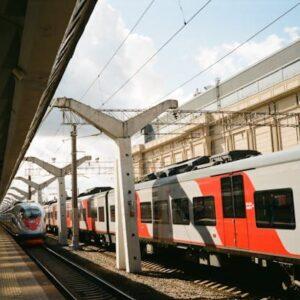 Tren de color naranja y blanco sobre unas vías