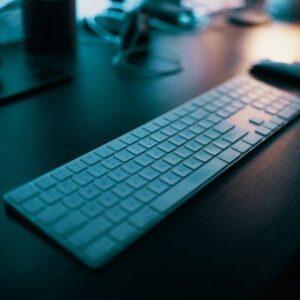 Apple Magic Keyboard Con Teclado Numérico En La Mesa Cerca Del Mouse Inalámbrico