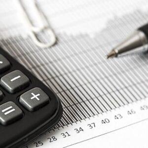 Calculadora Y Bolígrafo En La Mesa