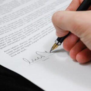 Persona Que Firma Un Documento