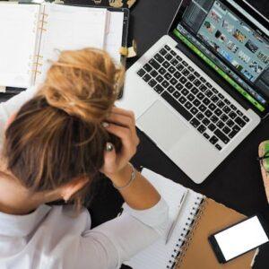Mujer Sentada Frente A Macbook
