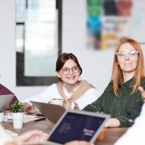 Grupo De Personas Sentadas En El Interior