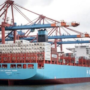 Barco De Transporte de Mercancía Con Contenedores