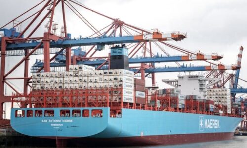 Barco De Transporte de Mercancía Con Contenedores