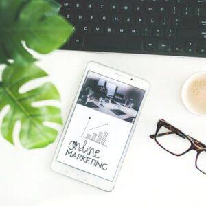 Anteojos Con Montura Marrón, Un Café Y Un Móvil Donde Se Lee "Online Marketing"