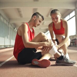 Mujer Deportista Ayudando A Deportista Con Lesión Durante El Entrenamiento Cardiovascular
